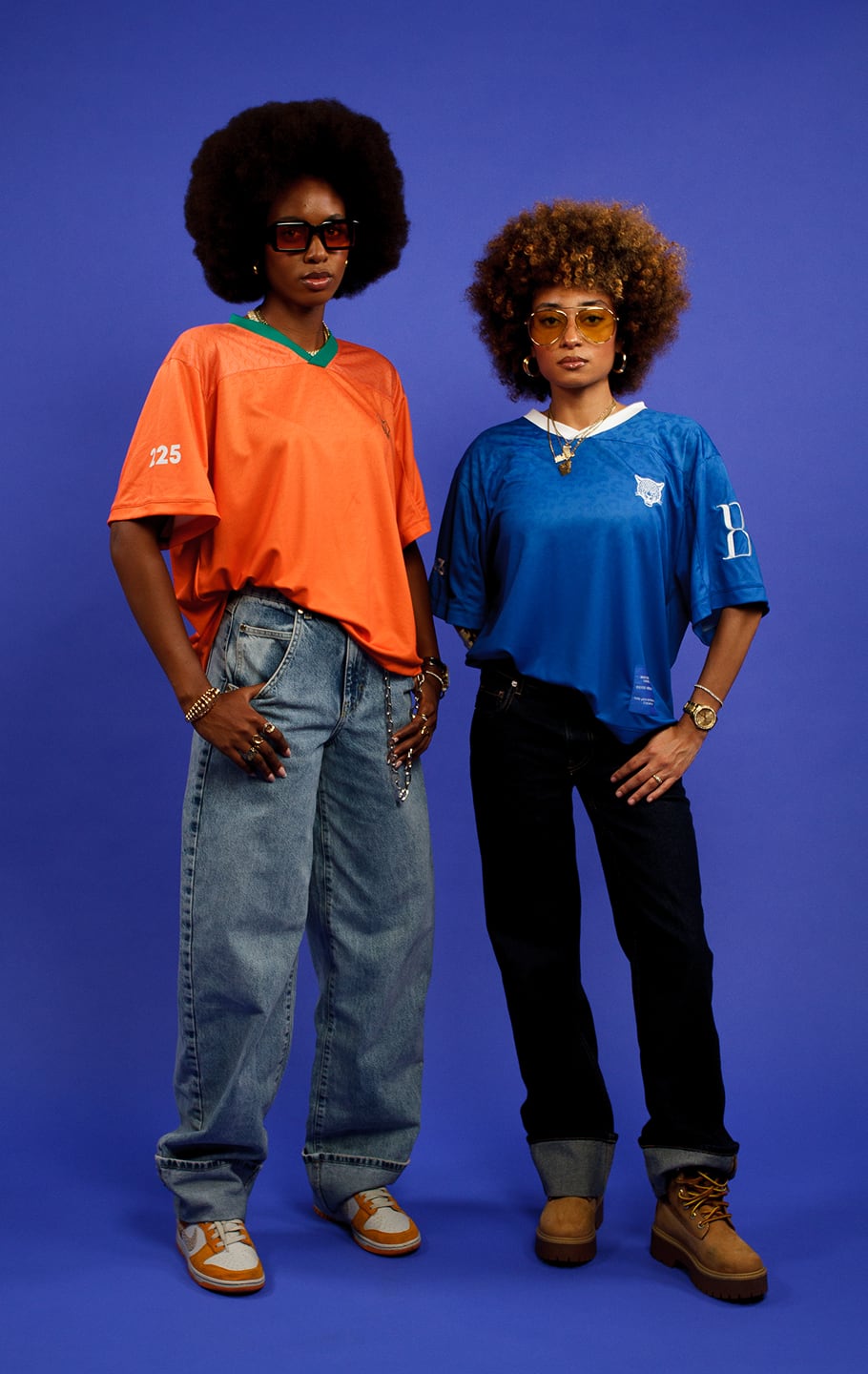 Deux femme sur fond blanc