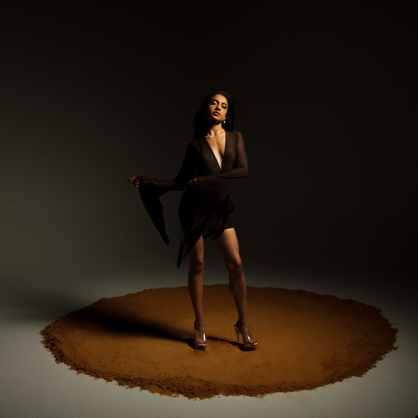 Femme dans le sudio, sur du sable